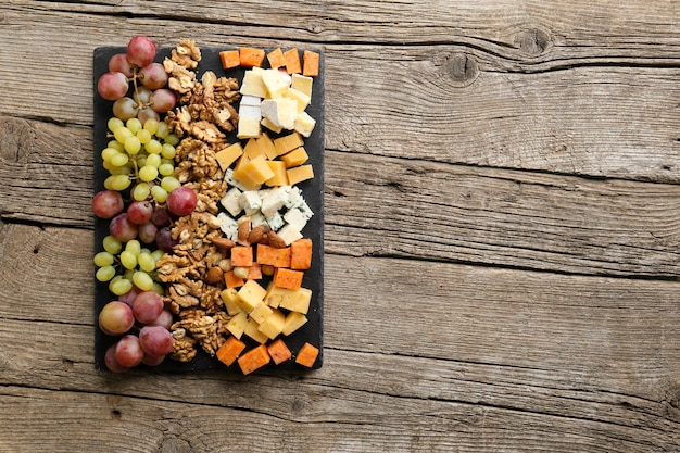 Piatto di formaggi con varietà di antipasti in tavola