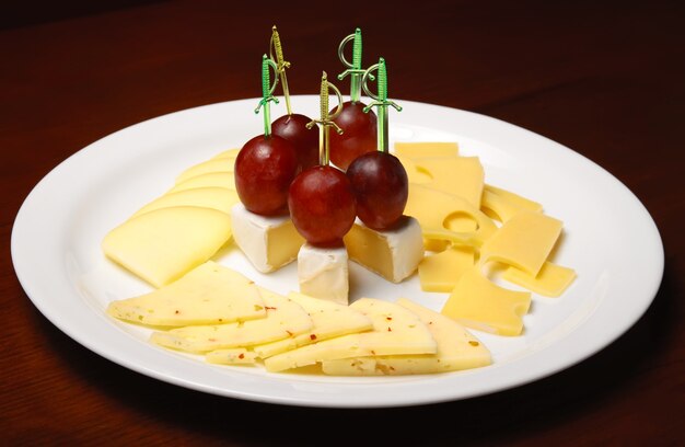 Piatto di formaggi decorato con uva