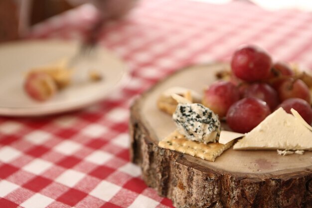 Piatto di formaggi, vassoio di salumi gourmet e formaggi