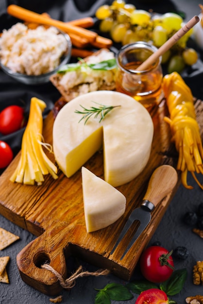 Piatto di formaggio con varietà di formaggio vista dall'alto