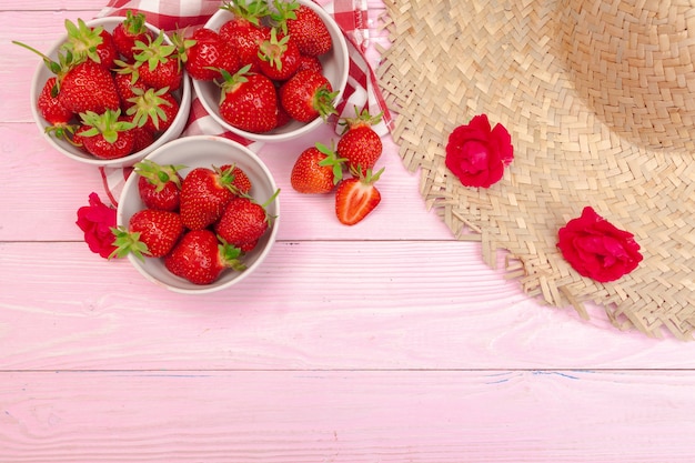 Piatto di fragole con cappello