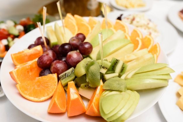 Piatto di frutta con vari tipi di dessert