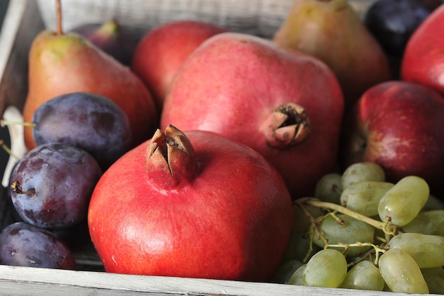 Piatto di frutta - prugne, pere, mele, melograni, uva, fichi - raccolto autunnale