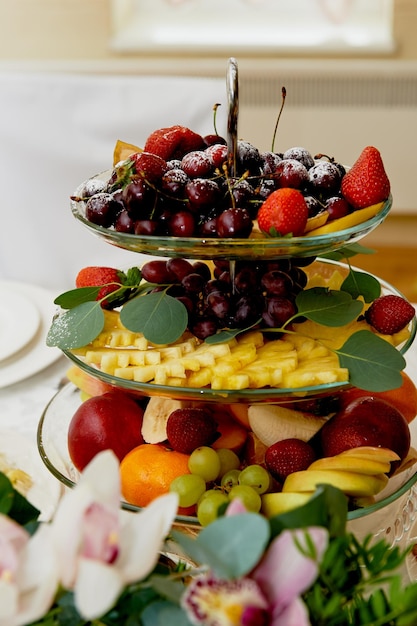 Piatto di frutta sul tavolo degli sposi Decorazione di nozze