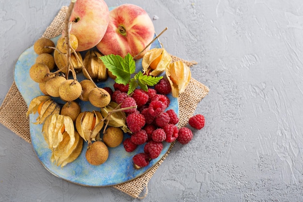 Piatto di frutta tropicale con mango e pesche