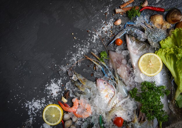 Piatto di frutti di mare con gamberetti molluschi gamberi granchio di conchiglie vongole cozze calamari polpo e pesce oceano cena gourmet