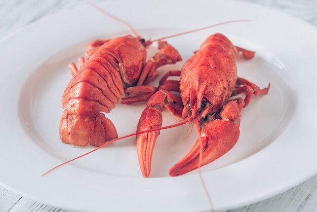 Piatto di gamberi bolliti con salsa