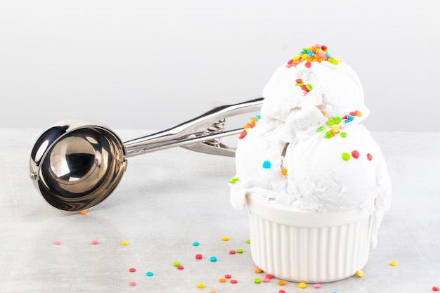 Piatto di gelato alla vaniglia scoop con codette e coni di cialda