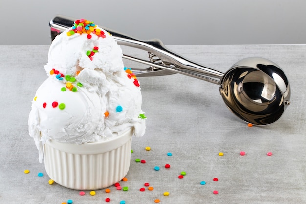 Piatto di gelato alla vaniglia scoop swith spruzza e coni di cialda