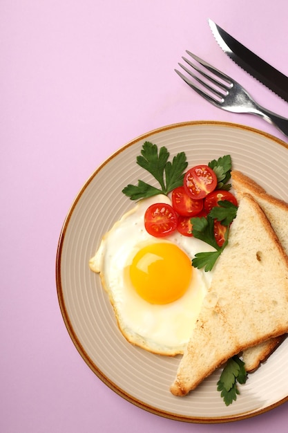 Piatto di gustosa colazione su sfondo viola