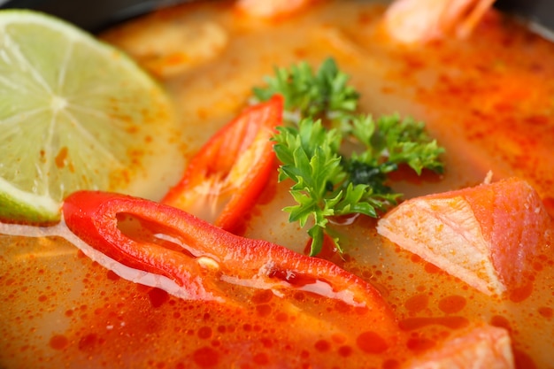 Piatto di gustosa zuppa Tom yum, da vicino