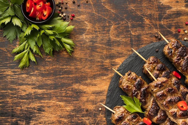 Piatto di gustoso kebab con erbe aromatiche