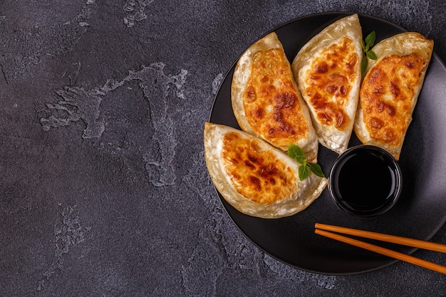 Piatto di gyoza asiatico, spuntino di gnocchi con salsa di soia