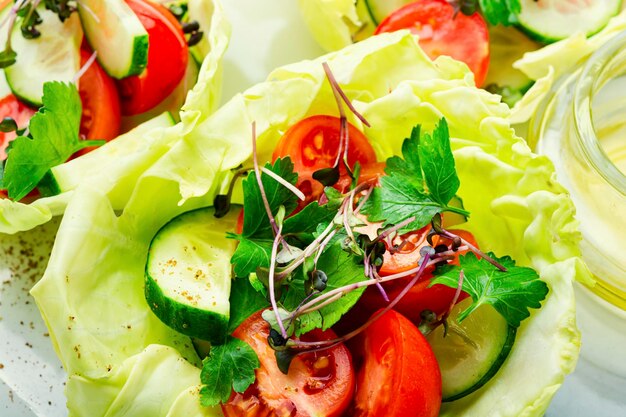 Piatto di insalata con verdure e verde