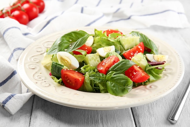 Piatto di insalata di verdure con uova sulla tavola di legno