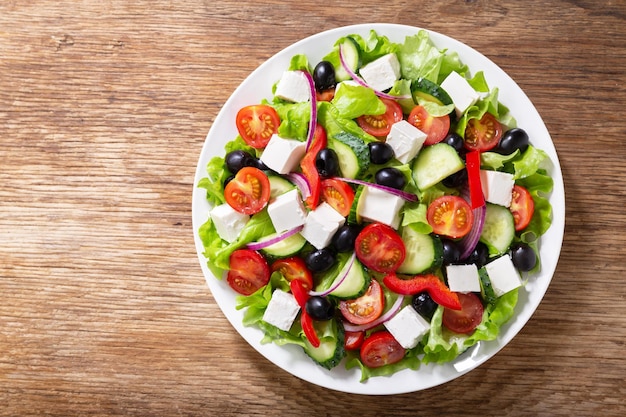 Piatto di insalata fresca con verdure formaggio feta e olive Insalata greca Vista dall'alto