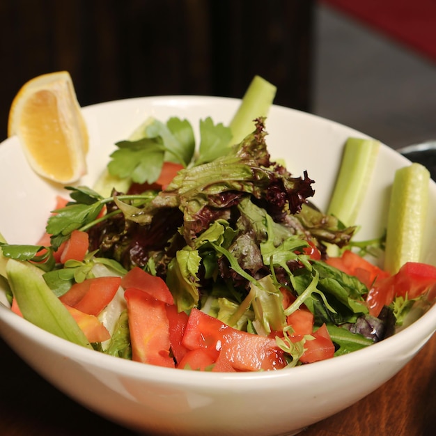 Piatto di insalata fresca con verdure miste