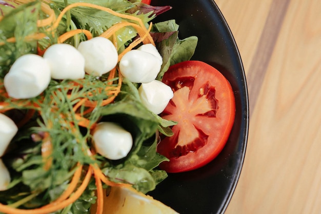 Piatto di insalata fresca con verdure miste