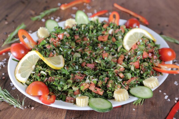 Piatto di insalata fresca con verdure miste