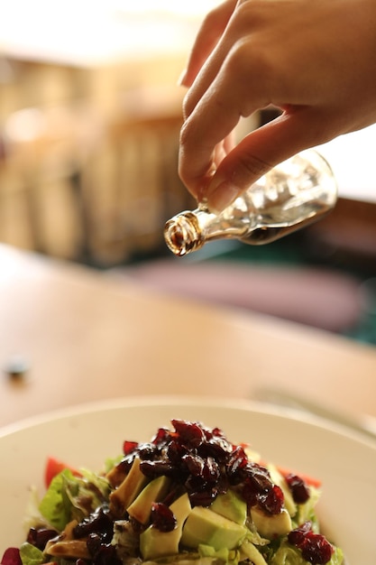 Piatto di insalata fresca con verdure miste