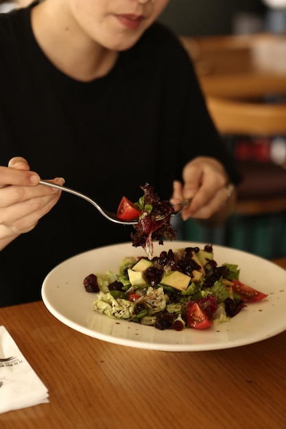 Piatto di insalata fresca con verdure miste