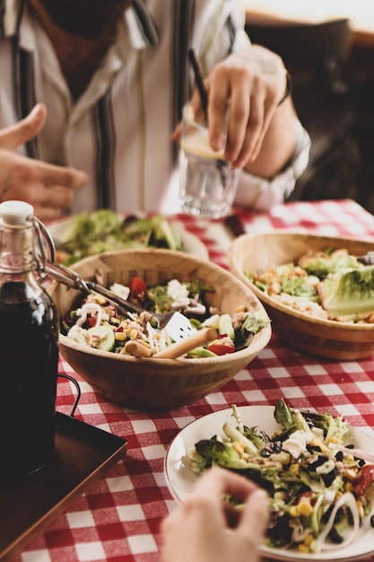 Piatto di insalata fresca con verdure miste