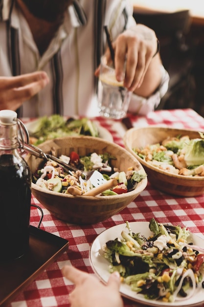 Piatto di insalata fresca con verdure miste