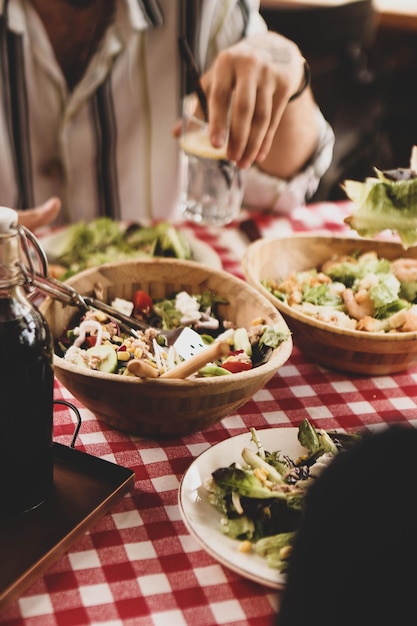 Piatto di insalata fresca con verdure miste