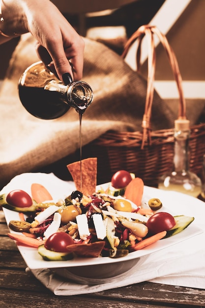 Piatto di insalata fresca con verdure miste