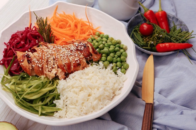 Piatto di insalata fresca con verdure miste