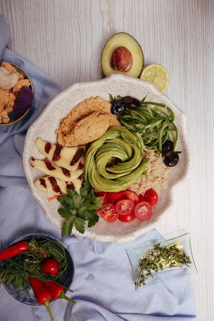 Piatto di insalata fresca con verdure miste