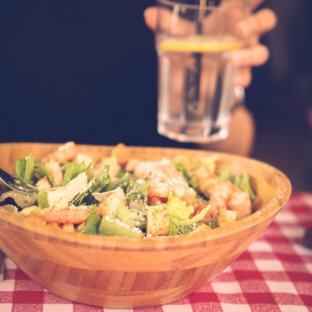 Piatto di insalata fresca con verdure miste