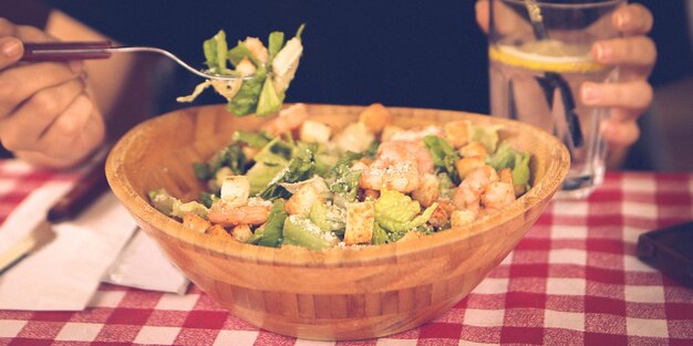 Piatto di insalata fresca con verdure miste