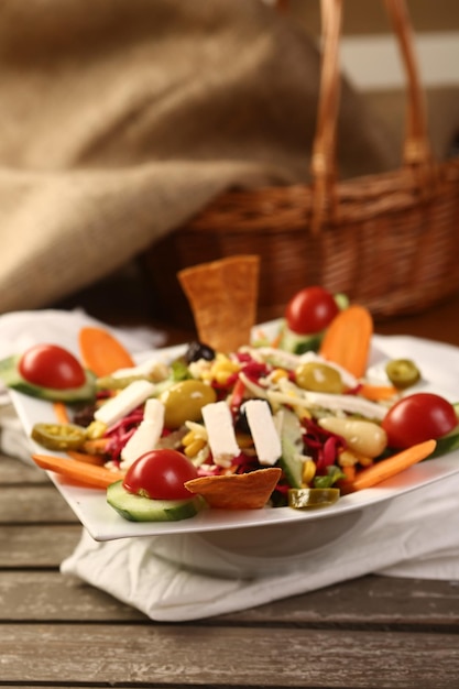 Piatto di insalata fresca con verdure miste