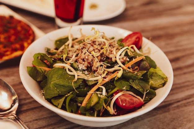 Piatto di insalata fresca con verdure miste