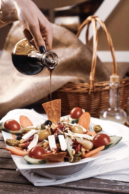 Piatto di insalata fresca con verdure miste