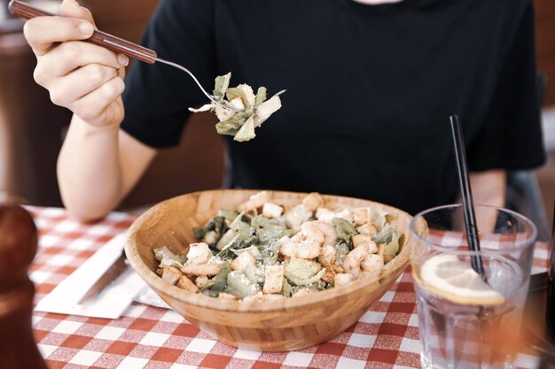 Piatto di insalata fresca con verdure miste