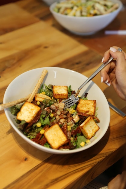 Piatto di insalata fresca con verdure miste