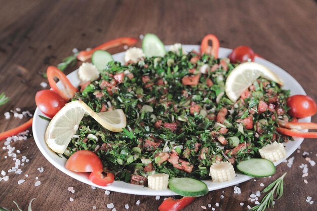 Piatto di insalata fresca con verdure miste