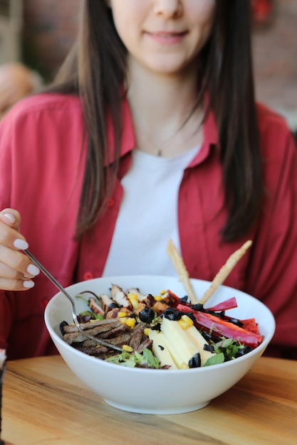 Piatto di insalata fresca con verdure miste