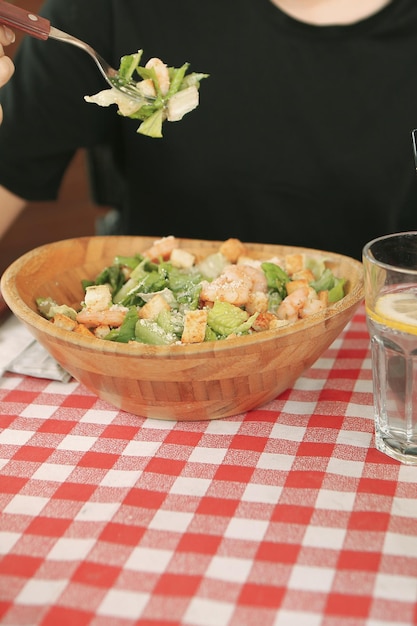 Piatto di insalata fresca con verdure miste