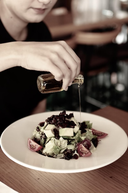 Piatto di insalata fresca con verdure miste