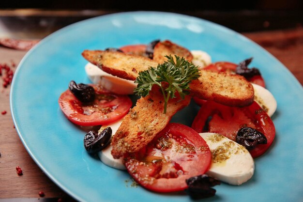 Piatto di insalata fresca con verdure miste