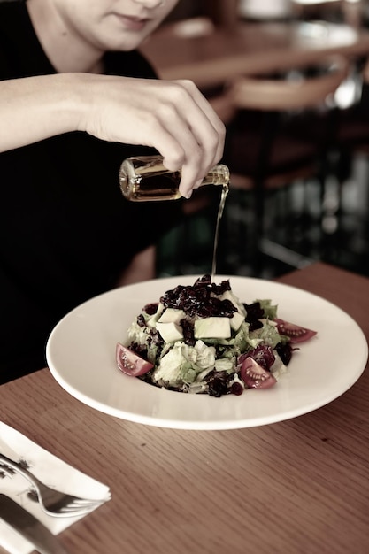 Piatto di insalata fresca con verdure miste