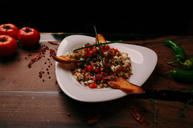 Piatto di insalata fresca con verdure miste