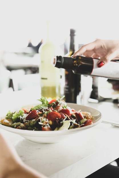 Piatto di insalata fresca con verdure miste