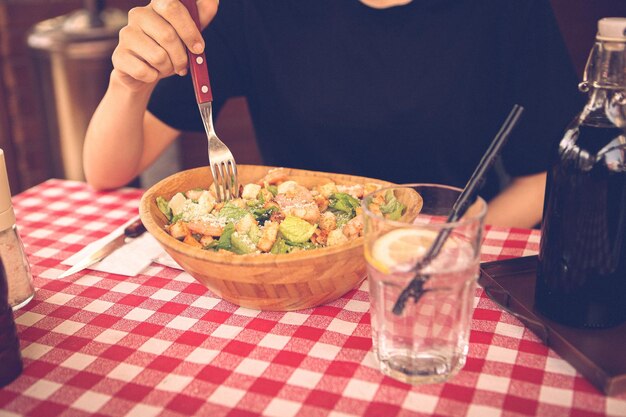 Piatto di insalata fresca con verdure miste