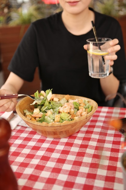 Piatto di insalata fresca con verdure miste