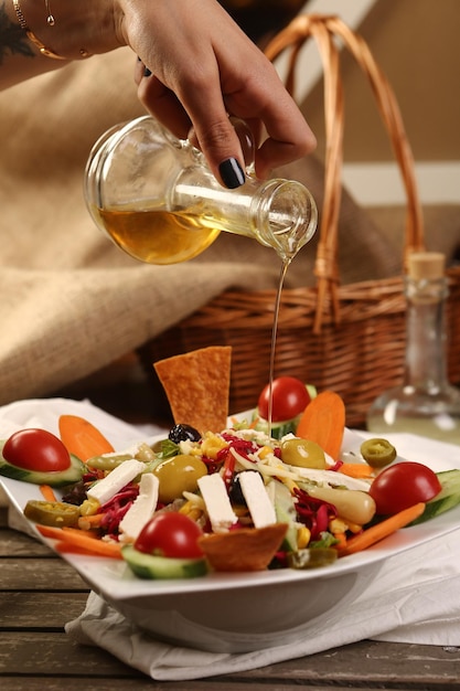 Piatto di insalata fresca con verdure miste