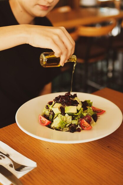 Piatto di insalata fresca con verdure miste